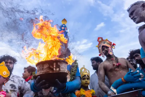 Kulashekharapatnam, Tamilnadu, Hindistan - 11 Ekim 2024: Hint Hindu dindar, yüzü boyalı ve tarikat karakteri gibi giyinmiş, kulasai dasara festivalini akşam ateşle gerçekleştirmek için.