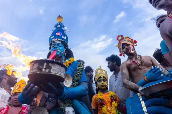 Kulashekharapatnam, Tamilnadu, Hindistan - 11 Ekim 2024: Hint Hindu dindar, yüzü boyalı ve tarikat karakteri gibi giyinmiş, kulasai dasara festivalini akşam ateşle gerçekleştirmek için.