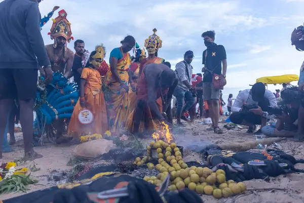 Kulashekharapatnam, Tamilnadu, Hindistan - 11 Ekim 2024: Hint Hindu dindar, yüzü boyalı ve tarikat karakteri gibi giyinmiş, kulasai dasara festivalini akşam ateşle gerçekleştirmek için.