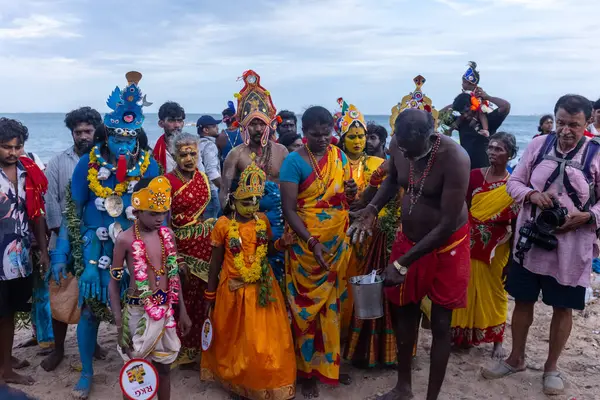 Kulashekharapatnam, Tamilnadu, Hindistan - 11 Ekim 2024: Hint Hindu dindar, yüzü boyalı ve tarikat karakteri gibi giyinmiş, kulasai dasara festivalini akşam ateşle gerçekleştirmek için.