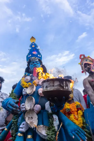 Kulashekharapatnam, Tamilnadu, Hindistan - 11 Ekim 2024: Hint Hindu dindar, yüzü boyalı ve tarikat karakteri gibi giyinmiş, kulasai dasara festivalini akşam ateşle gerçekleştirmek için.