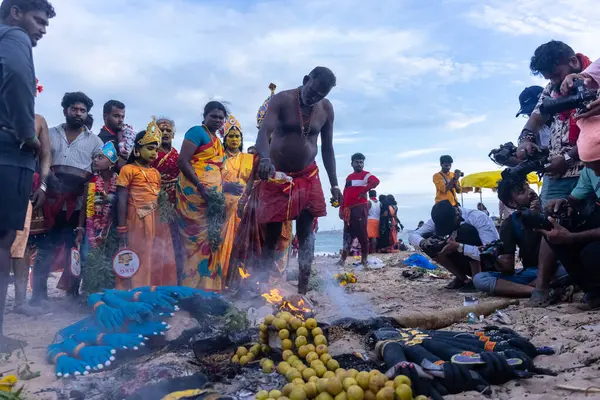 Kulashekharapatnam, Tamilnadu, Hindistan - 11 Ekim 2024: Hint Hindu dindar, yüzü boyalı ve tarikat karakteri gibi giyinmiş, kulasai dasara festivalini akşam ateşle gerçekleştirmek için.
