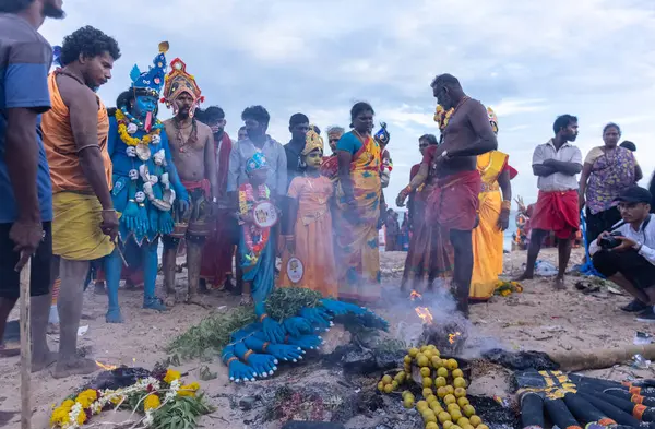 Kulashekharapatnam, Tamilnadu, Hindistan - 11 Ekim 2024: Hint Hindu dindar, yüzü boyalı ve tarikat karakteri gibi giyinmiş, kulasai dasara festivalini akşam ateşle gerçekleştirmek için.