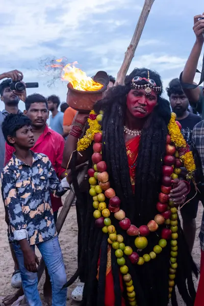 Kulashekharapatnam, Tamilnadu, Hindistan - 11 Ekim 2024: Hint Hindu dindar, yüzü boyalı ve tarikat karakteri gibi giyinmiş, kulasai dasara festivalini akşam ateşle gerçekleştirmek için.