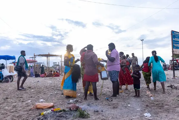 Kulashekharapatnam, Tamilnadu, Hindistan - 11 Ekim 2024: Hint Hindu dindar, yüzü boyalı ve tarikat karakteri gibi giyinmiş, kulasai dasara festivalini akşam ateşle gerçekleştirmek için.