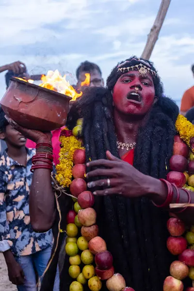 Kulashekharapatnam, Tamilnadu, Hindistan - 11 Ekim 2024: Hint Hindu dindar, yüzü boyalı ve tarikat karakteri gibi giyinmiş, kulasai dasara festivalini akşam ateşle gerçekleştirmek için.