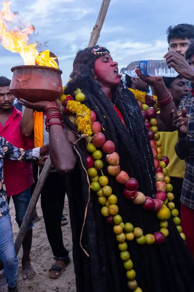 Kulashekharapatnam, Tamilnadu, Hindistan - 11 Ekim 2024: Hint Hindu dindar, yüzü boyalı ve tarikat karakteri gibi giyinmiş, kulasai dasara festivalini akşam ateşle gerçekleştirmek için.