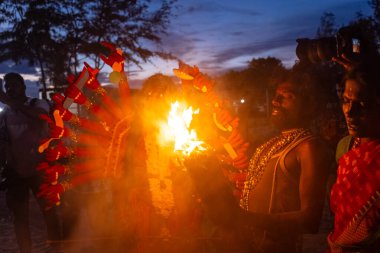 Kulashekharapatnam, Tamilnadu, Hindistan - 12 Ekim 2024: Kulasai, Hint Hindu ressam portresi ve kulasai dasara festivalinin ayinlerini gerçekleştirmek için bir tarikat karakteri gibi giyinmiş.