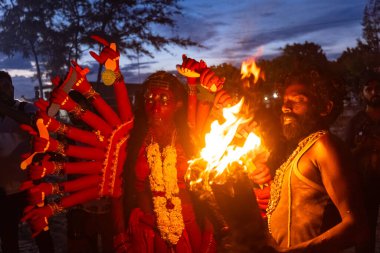 Kulashekharapatnam, Tamilnadu, Hindistan - 12 Ekim 2024: Kulasai, Hint Hindu ressam portresi ve kulasai dasara festivalinin ayinlerini gerçekleştirmek için bir tarikat karakteri gibi giyinmiş.