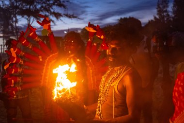 Kulashekharapatnam, Tamilnadu, Hindistan - 12 Ekim 2024: Kulasai, Hint Hindu ressam portresi ve kulasai dasara festivalinin ayinlerini gerçekleştirmek için bir tarikat karakteri gibi giyinmiş.