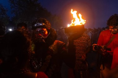 Kulashekharapatnam, Tamilnadu, Hindistan - 12 Ekim 2024: Kulasai, Hint Hindu ressam portresi ve kulasai dasara festivalinin ayinlerini gerçekleştirmek için bir tarikat karakteri gibi giyinmiş.