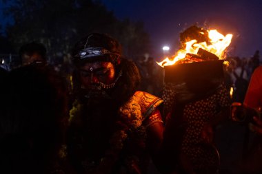 Kulashekharapatnam, Tamilnadu, Hindistan - 12 Ekim 2024: Kulasai, Hint Hindu ressam portresi ve kulasai dasara festivalinin ayinlerini gerçekleştirmek için bir tarikat karakteri gibi giyinmiş.