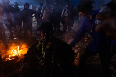 Kulashekharapatnam, Tamilnadu, Hindistan - 12 Ekim 2024: Kulasai, Hint Hindu ressam portresi ve kulasai dasara festivalinin ayinlerini gerçekleştirmek için bir tarikat karakteri gibi giyinmiş.