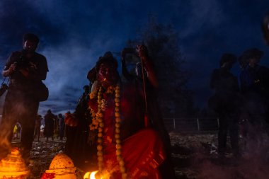Kulashekharapatnam, Tamilnadu, Hindistan - 12 Ekim 2024: Kulasai, Hint Hindu ressam portresi ve kulasai dasara festivalinin ayinlerini gerçekleştirmek için bir tarikat karakteri gibi giyinmiş.