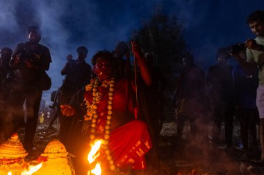 Kulashekharapatnam, Tamilnadu, Hindistan - 12 Ekim 2024: Kulasai, Hint Hindu ressam portresi ve kulasai dasara festivalinin ayinlerini gerçekleştirmek için bir tarikat karakteri gibi giyinmiş.