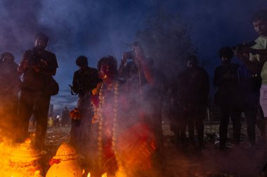 Kulashekharapatnam, Tamilnadu, Hindistan - 12 Ekim 2024: Kulasai, Hint Hindu ressam portresi ve kulasai dasara festivalinin ayinlerini gerçekleştirmek için bir tarikat karakteri gibi giyinmiş.