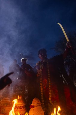 Kulashekharapatnam, Tamilnadu, Hindistan - 12 Ekim 2024: Kulasai, Hint Hindu ressam portresi ve kulasai dasara festivalinin ayinlerini gerçekleştirmek için bir tarikat karakteri gibi giyinmiş.