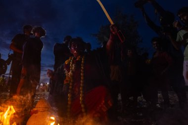 Kulashekharapatnam, Tamilnadu, Hindistan - 12 Ekim 2024: Kulasai, Hint Hindu ressam portresi ve kulasai dasara festivalinin ayinlerini gerçekleştirmek için bir tarikat karakteri gibi giyinmiş.