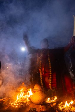 Kulashekharapatnam, Tamilnadu, Hindistan - 12 Ekim 2024: Kulasai, Hint Hindu ressam portresi ve kulasai dasara festivalinin ayinlerini gerçekleştirmek için bir tarikat karakteri gibi giyinmiş.