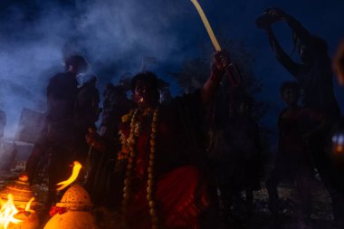 Kulashekharapatnam, Tamilnadu, Hindistan - 12 Ekim 2024: Kulasai, Hint Hindu ressam portresi ve kulasai dasara festivalinin ayinlerini gerçekleştirmek için bir tarikat karakteri gibi giyinmiş.