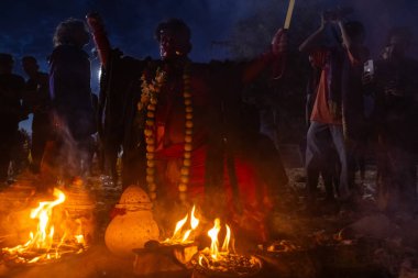 Kulashekharapatnam, Tamilnadu, Hindistan - 12 Ekim 2024: Kulasai, Hint Hindu ressam portresi ve kulasai dasara festivalinin ayinlerini gerçekleştirmek için bir tarikat karakteri gibi giyinmiş.