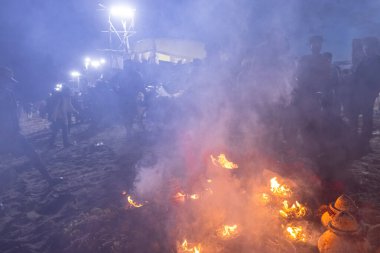 Kulashekharapatnam, Tamilnadu, Hindistan - 12 Ekim 2024: Kulasai, Hint Hindu ressam portresi ve kulasai dasara festivalinin ayinlerini gerçekleştirmek için bir tarikat karakteri gibi giyinmiş.