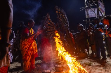 Kulashekharapatnam, Tamilnadu, Hindistan - 12 Ekim 2024: Kulasai, Hint Hindu ressam portresi ve kulasai dasara festivalinin ayinlerini gerçekleştirmek için bir tarikat karakteri gibi giyinmiş.