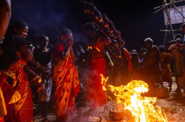 Kulashekharapatnam, Tamilnadu, Hindistan - 12 Ekim 2024: Kulasai, Hint Hindu ressam portresi ve kulasai dasara festivalinin ayinlerini gerçekleştirmek için bir tarikat karakteri gibi giyinmiş.