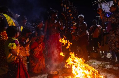 Kulashekharapatnam, Tamilnadu, Hindistan - 12 Ekim 2024: Kulasai, Hint Hindu ressam portresi ve kulasai dasara festivalinin ayinlerini gerçekleştirmek için bir tarikat karakteri gibi giyinmiş.