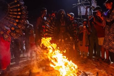 Kulashekharapatnam, Tamilnadu, Hindistan - 12 Ekim 2024: Kulasai, Hint Hindu ressam portresi ve kulasai dasara festivalinin ayinlerini gerçekleştirmek için bir tarikat karakteri gibi giyinmiş.