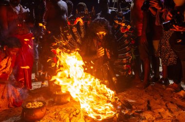 Kulashekharapatnam, Tamilnadu, Hindistan - 12 Ekim 2024: Kulasai, Hint Hindu ressam portresi ve kulasai dasara festivalinin ayinlerini gerçekleştirmek için bir tarikat karakteri gibi giyinmiş.