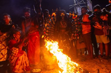 Kulashekharapatnam, Tamilnadu, Hindistan - 12 Ekim 2024: Kulasai, Hint Hindu ressam portresi ve kulasai dasara festivalinin ayinlerini gerçekleştirmek için bir tarikat karakteri gibi giyinmiş.