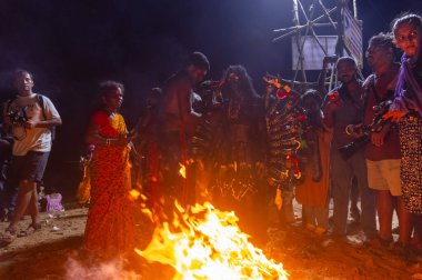 Kulashekharapatnam, Tamilnadu, Hindistan - 12 Ekim 2024: Kulasai, Hint Hindu ressam portresi ve kulasai dasara festivalinin ayinlerini gerçekleştirmek için bir tarikat karakteri gibi giyinmiş.