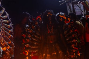 Kulashekharapatnam, Tamilnadu, Hindistan - 12 Ekim 2024: Kulasai, Hint Hindu ressam portresi ve kulasai dasara festivalinin ayinlerini gerçekleştirmek için bir tarikat karakteri gibi giyinmiş.