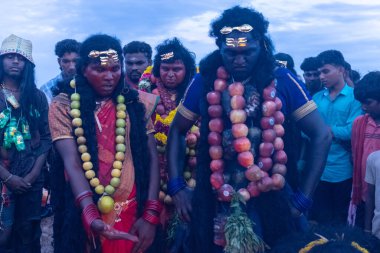 Kulashekharapatnam, Tamilnadu, Hindistan - 12 Ekim 2024: Kulasai, Hint Hindu ressam portresi ve kulasai dasara festivalinin ayinlerini gerçekleştirmek için bir tarikat karakteri gibi giyinmiş.