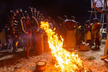 Kulashekharapatnam, Tamilnadu, Hindistan - 12 Ekim 2024: Kulasai, Hint Hindu ressam portresi ve kulasai dasara festivalinin ayinlerini gerçekleştirmek için bir tarikat karakteri gibi giyinmiş.