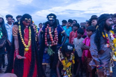 Kulashekharapatnam, Tamilnadu, Hindistan - 12 Ekim 2024: Kulasai, Hint Hindu ressam portresi ve kulasai dasara festivalinin ayinlerini gerçekleştirmek için bir tarikat karakteri gibi giyinmiş.