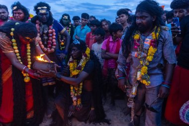 Kulashekharapatnam, Tamilnadu, Hindistan - 11 Ekim 2024: Hint Hindu dindar, yüzü boyalı ve tarikat karakteri gibi giyinmiş, kulasai dasara festivalini akşam ateşle gerçekleştirmek için.