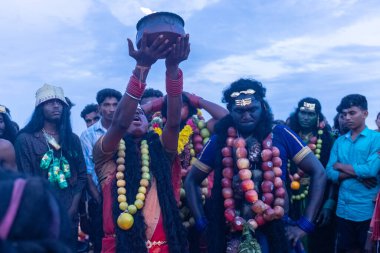 Kulashekharapatnam, Tamilnadu, Hindistan - 11 Ekim 2024: Hint Hindu dindar, yüzü boyalı ve tarikat karakteri gibi giyinmiş, kulasai dasara festivalini akşam ateşle gerçekleştirmek için.