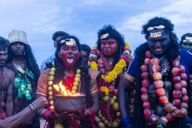 Kulashekharapatnam, Tamilnadu, Hindistan - 11 Ekim 2024: Hint Hindu dindar, yüzü boyalı ve tarikat karakteri gibi giyinmiş, kulasai dasara festivalini akşam ateşle gerçekleştirmek için.