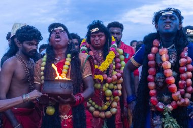 Kulashekharapatnam, Tamilnadu, Hindistan - 11 Ekim 2024: Hint Hindu dindar, yüzü boyalı ve tarikat karakteri gibi giyinmiş, kulasai dasara festivalini akşam ateşle gerçekleştirmek için.
