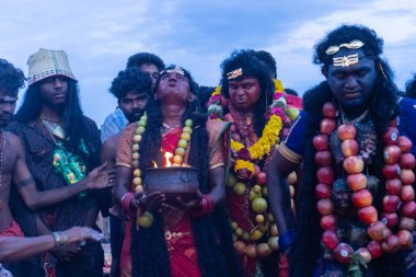 Kulashekharapatnam, Tamilnadu, Hindistan - 11 Ekim 2024: Hint Hindu dindar, yüzü boyalı ve tarikat karakteri gibi giyinmiş, kulasai dasara festivalini akşam ateşle gerçekleştirmek için.