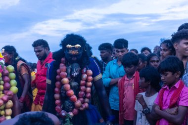Kulashekharapatnam, Tamilnadu, Hindistan - 11 Ekim 2024: Hint Hindu dindar, yüzü boyalı ve tarikat karakteri gibi giyinmiş, kulasai dasara festivalini akşam ateşle gerçekleştirmek için.
