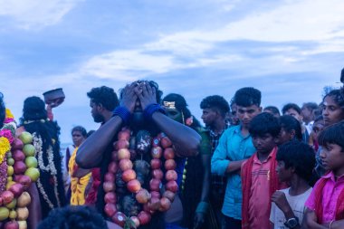 Kulashekharapatnam, Tamilnadu, Hindistan - 11 Ekim 2024: Hint Hindu dindar, yüzü boyalı ve tarikat karakteri gibi giyinmiş, kulasai dasara festivalini akşam ateşle gerçekleştirmek için.