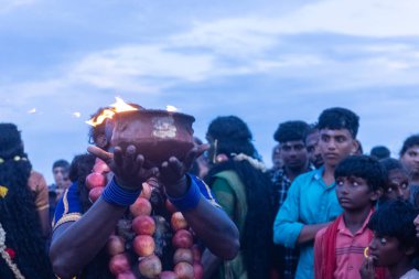 Kulashekharapatnam, Tamilnadu, Hindistan - 11 Ekim 2024: Hint Hindu dindar, yüzü boyalı ve tarikat karakteri gibi giyinmiş, kulasai dasara festivalini akşam ateşle gerçekleştirmek için.
