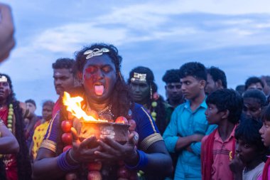 Kulashekharapatnam, Tamilnadu, Hindistan - 11 Ekim 2024: Hint Hindu dindar, yüzü boyalı ve tarikat karakteri gibi giyinmiş, kulasai dasara festivalini akşam ateşle gerçekleştirmek için.