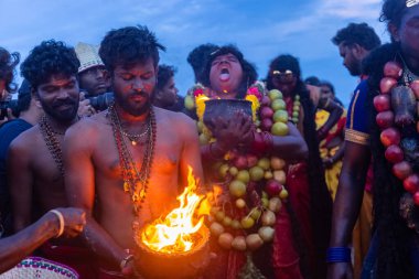 Kulashekharapatnam, Tamilnadu, Hindistan - 11 Ekim 2024: Hint Hindu dindar, yüzü boyalı ve tarikat karakteri gibi giyinmiş, kulasai dasara festivalini akşam ateşle gerçekleştirmek için.