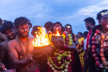 Kulashekharapatnam, Tamilnadu, Hindistan - 11 Ekim 2024: Hint Hindu dindar, yüzü boyalı ve tarikat karakteri gibi giyinmiş, kulasai dasara festivalini akşam ateşle gerçekleştirmek için.