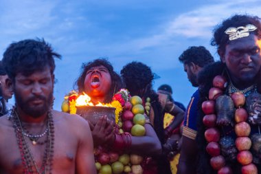 Kulashekharapatnam, Tamilnadu, Hindistan - 11 Ekim 2024: Hint Hindu dindar, yüzü boyalı ve tarikat karakteri gibi giyinmiş, kulasai dasara festivalini akşam ateşle gerçekleştirmek için.