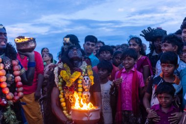 Kulashekharapatnam, Tamilnadu, Hindistan - 11 Ekim 2024: Hint Hindu dindar, yüzü boyalı ve tarikat karakteri gibi giyinmiş, kulasai dasara festivalini akşam ateşle gerçekleştirmek için.